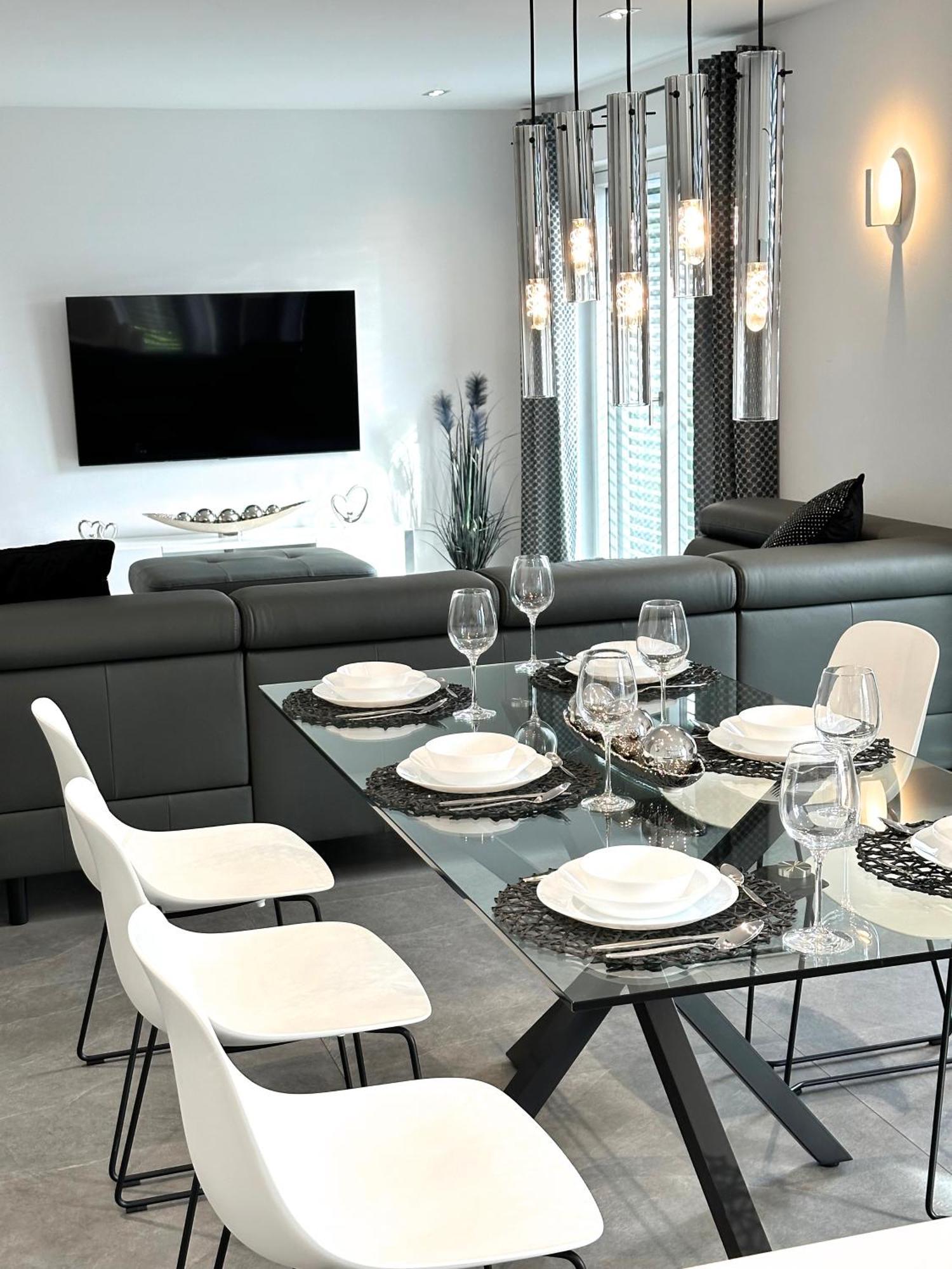 Ferienwohnung Black White Raubling Esterno foto